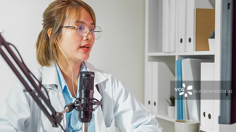 年轻的亚洲女医生在诊所通过电脑视频为患者提供医疗咨询。图片素材