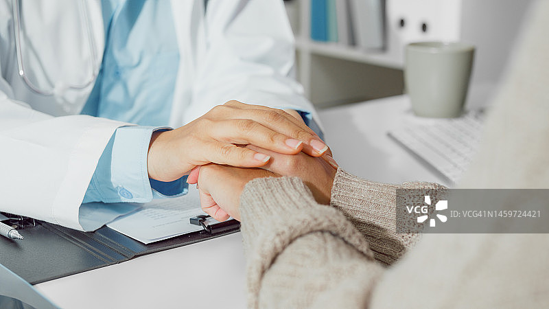 亚洲女医生与患者交流心理健康，促进健康生活方式图片素材