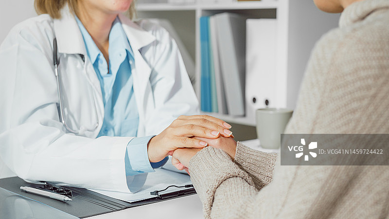 亚洲女医生与患者交流心理健康，促进健康生活方式图片素材
