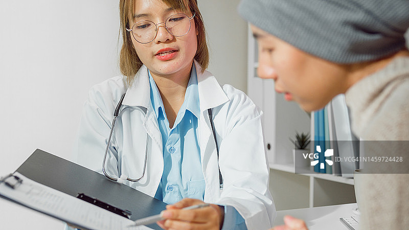年轻亚洲女医生会诊癌症患者的医疗结果（医疗保健）图片素材