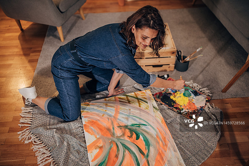 绘画的中年妇女图片素材