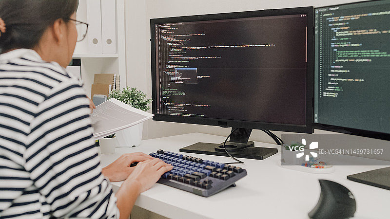 一群亚洲程序员在办公室使用电脑编写代码的特写图片素材