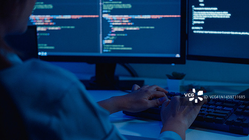 亚洲年轻女软件开发人员在家远程工作，使用电脑编写代码图片素材