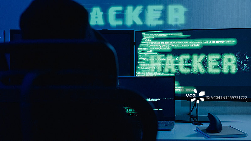 女黑客在夜间通过电脑键盘输入代码，入侵政府数据服务器并用病毒感染系统图片素材