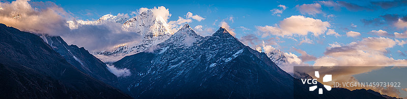 喜马拉雅山脉壮观雪山顶峰的日落云彩图片素材