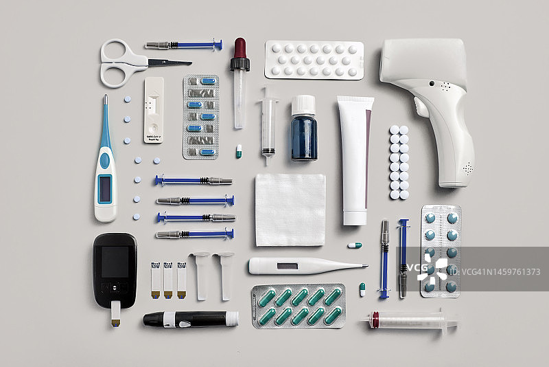 粉彩色背景上的医疗用品图片素材