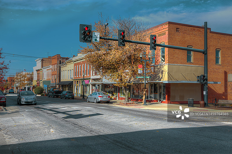 密苏里州布恩维尔春街和主要街道的拐角图片素材