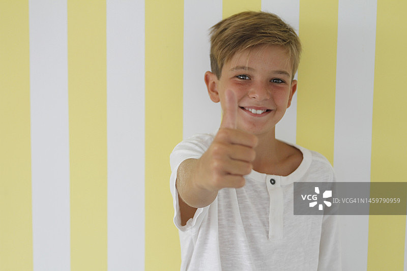 竖起大拇指的儿童图片素材