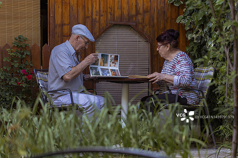 老年夫妇在花园里度过可爱的夜晚图片素材