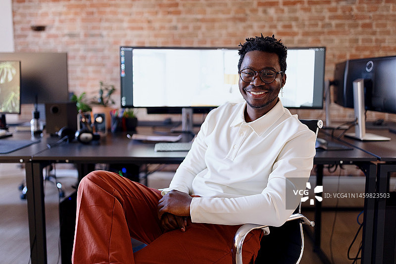 工作中的创意设计师抓拍图片素材