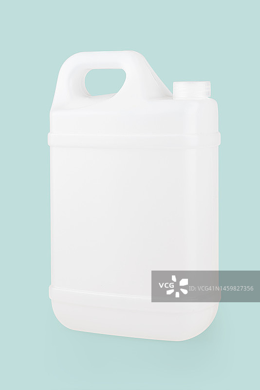 蓝色背景上的白色塑料壶图片素材