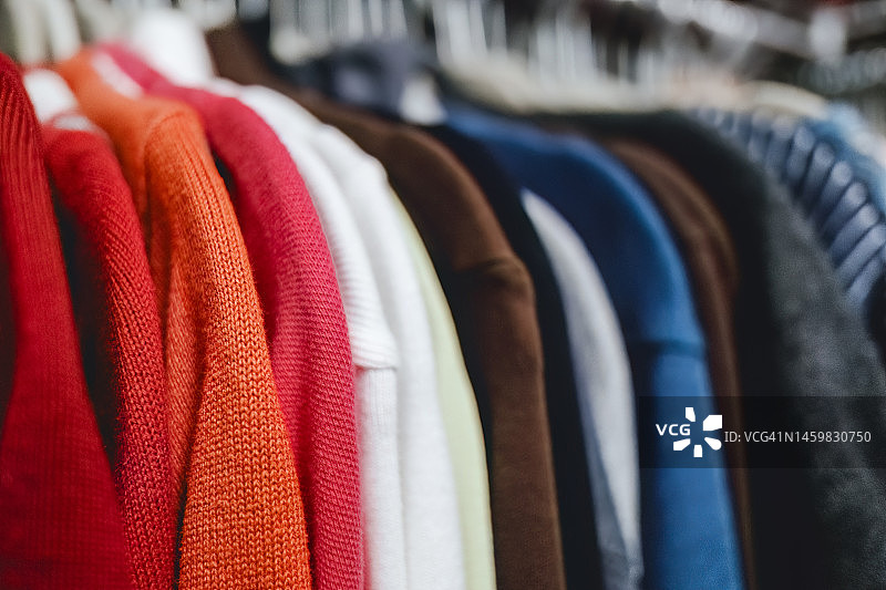 衣柜中悬挂的彩色针织上衣图片素材