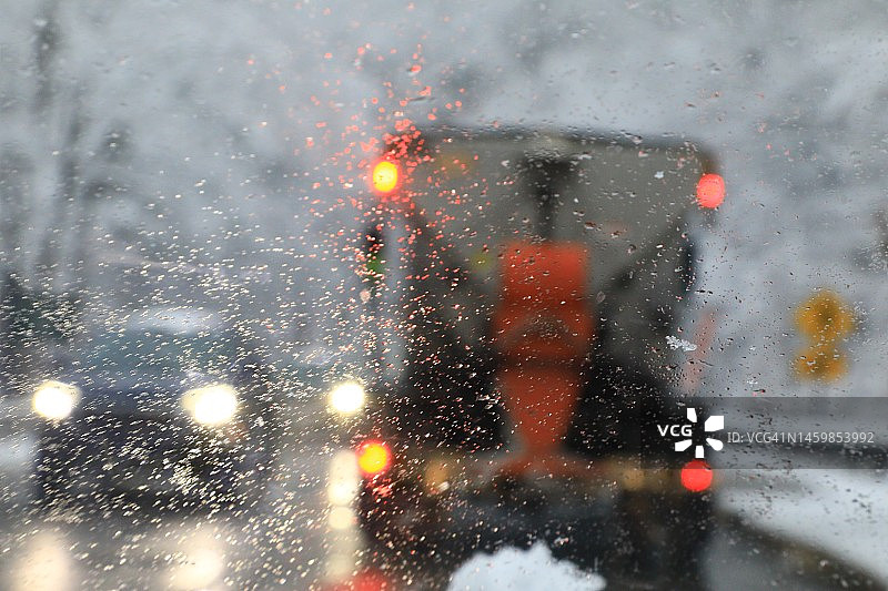 暴风雪中跟随扫雪车图片素材
