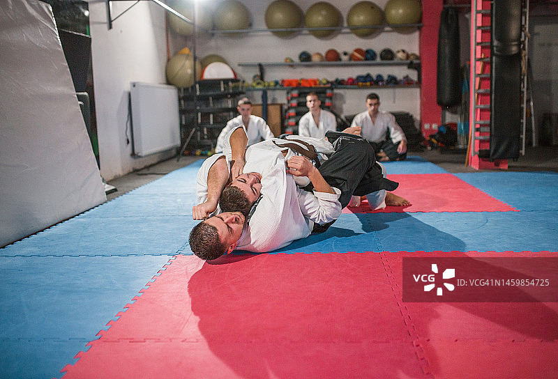 合气道教练与年轻拳击手的较量图片素材