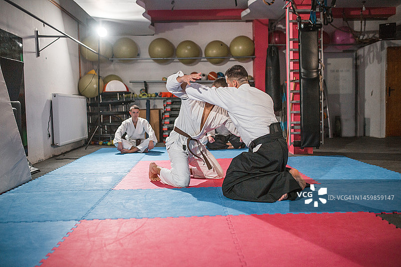 合气道教练与年轻战士之间的战斗图片素材