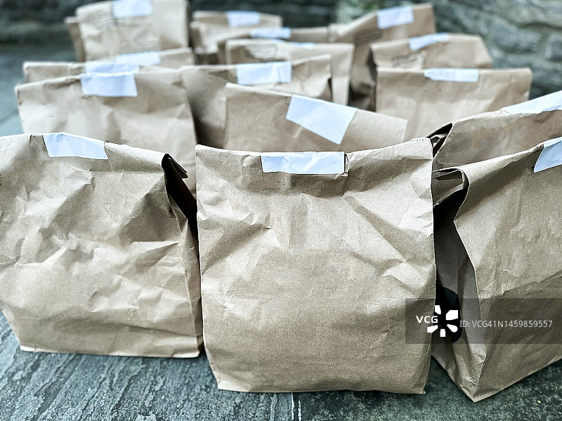 送到家门口的棕色纸质食品袋图片素材