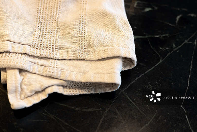 厨房台面上折叠的白色餐巾图片素材