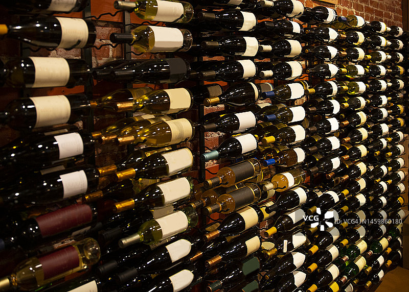 墙上的酒瓶架图片素材