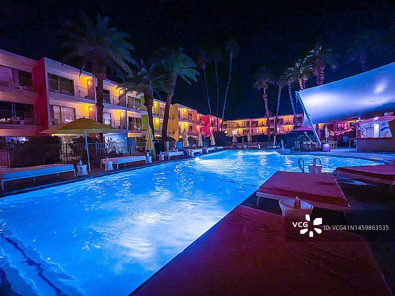 棕榈泉酒店夜间游泳池图片素材