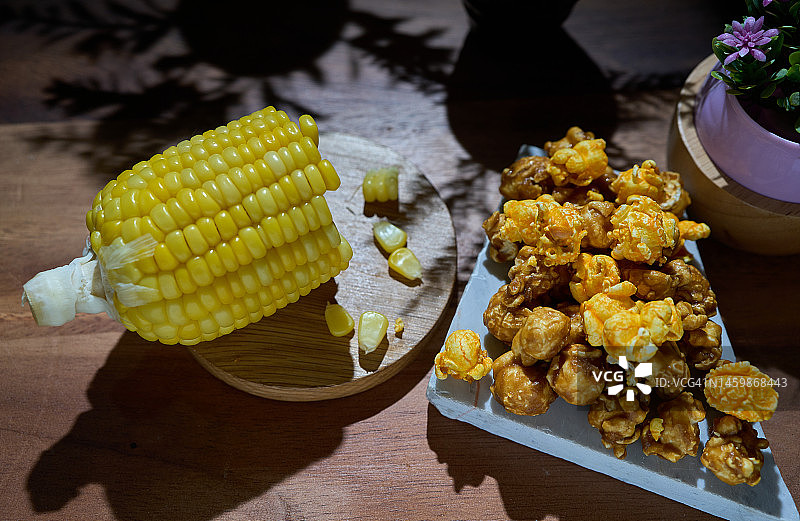 焦糖爆米花搭配蒸玉米图片素材