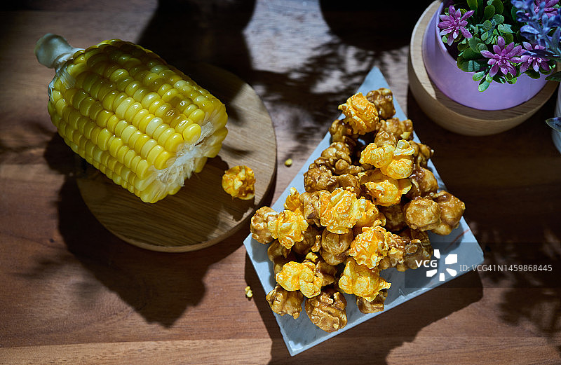 焦糖爆米花搭配蒸玉米图片素材