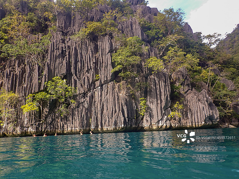 在双子泻湖浮潜的人图片素材