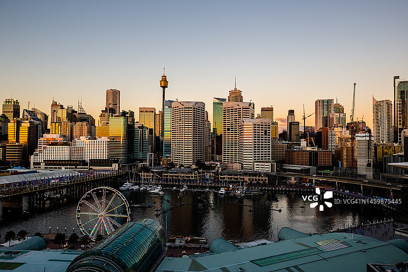 晴朗日落时分，从情人港看到的悉尼中央商务区天际线，呈现金色图片素材