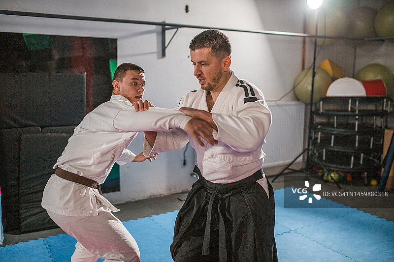年轻的战士与合气道大师对战图片素材
