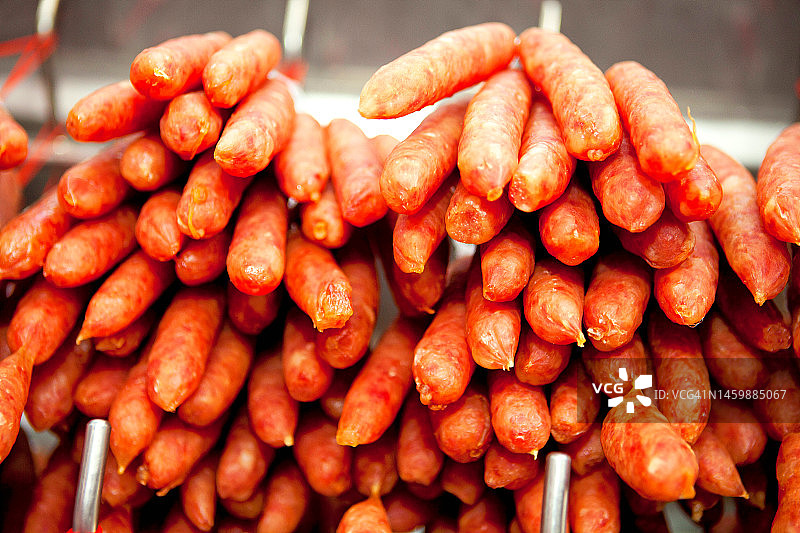 香肠生产线：香肠的工业化生产图片素材