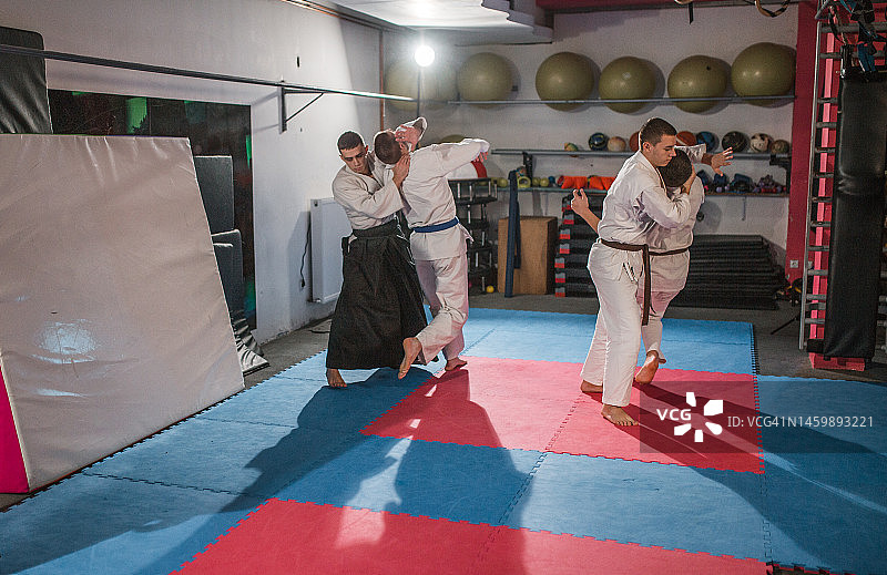 一群穿着和服的年轻人在学习自卫图片素材