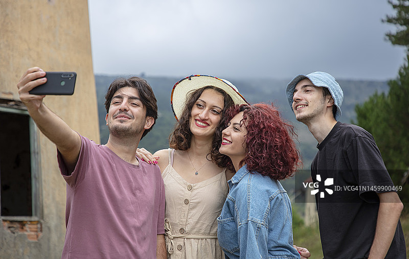 一群朋友在旅途中自拍图片素材