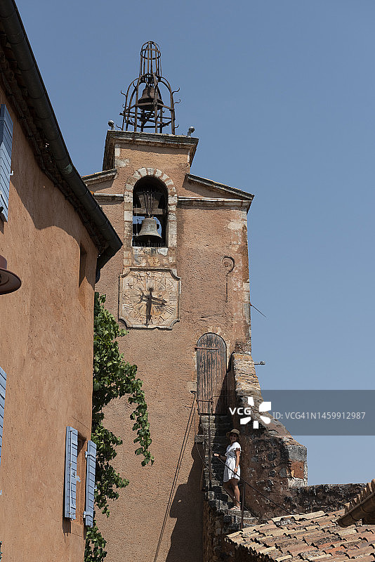 法国小露台上的年轻女孩图片素材