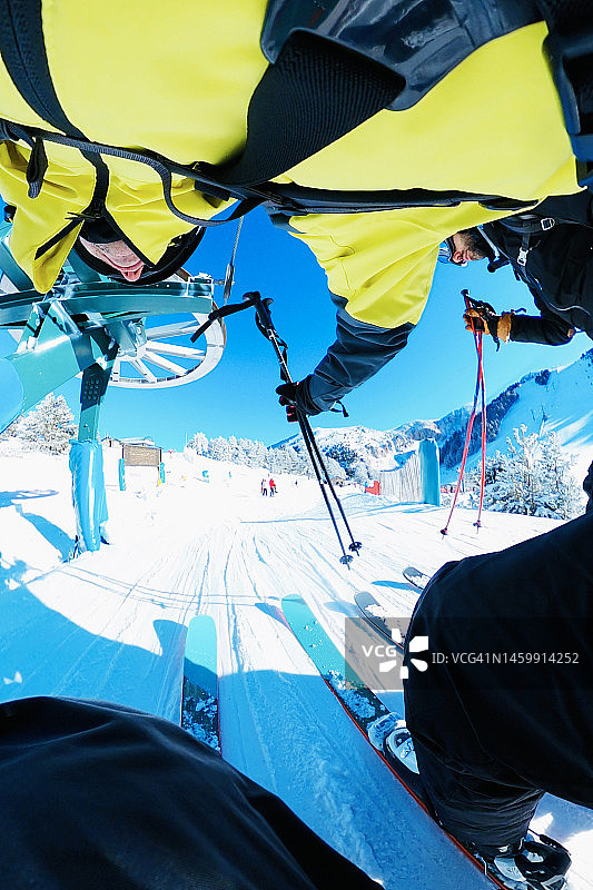 在比利牛斯山脉从缆车上滑雪的POV视角图片素材