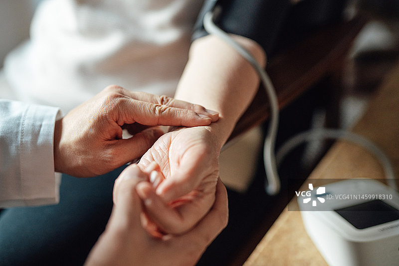 医生检查病人特写图片素材