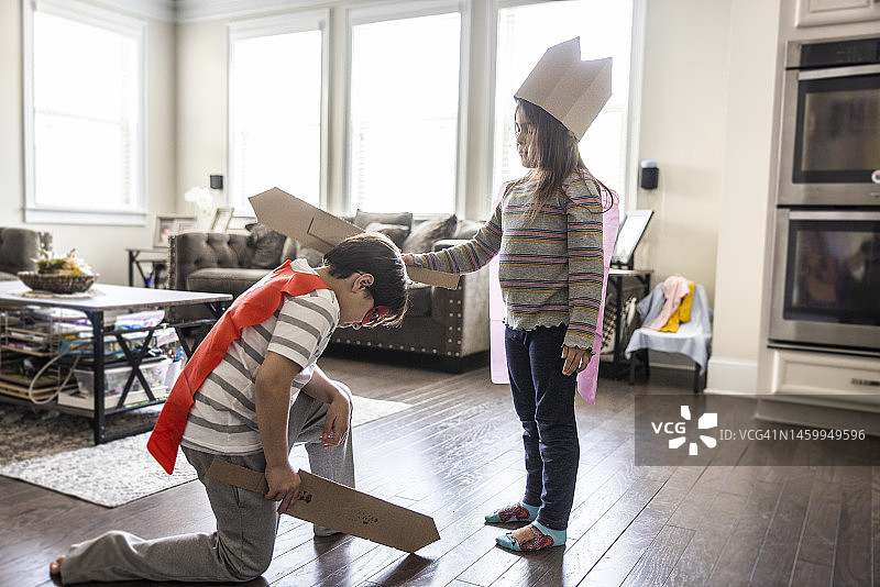 孩子们穿着自制的中世纪骑士服装玩耍图片素材