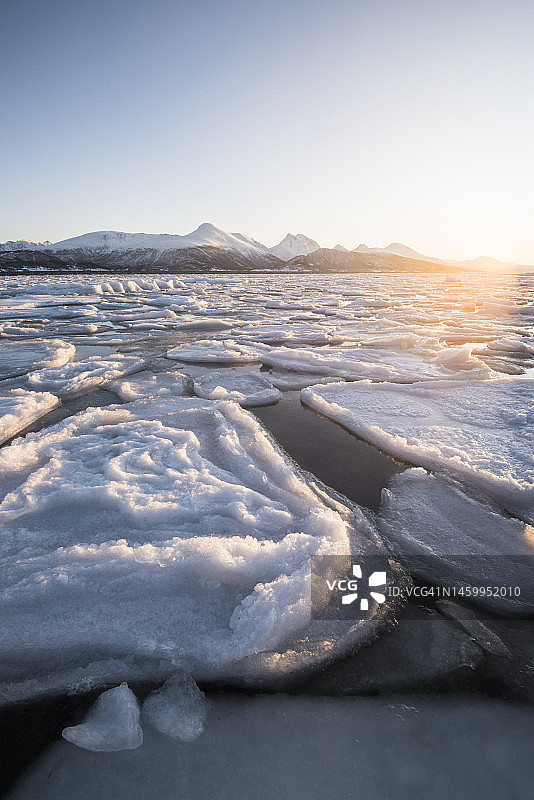 挪威峡湾上的日出图片素材