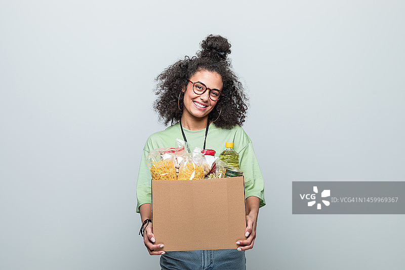 年轻志愿者拿着捐款箱图片素材