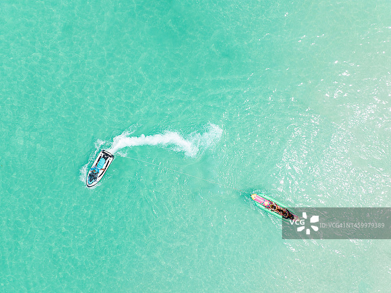 在泰国普吉岛乘坐香蕉船的亚洲朋友图片素材