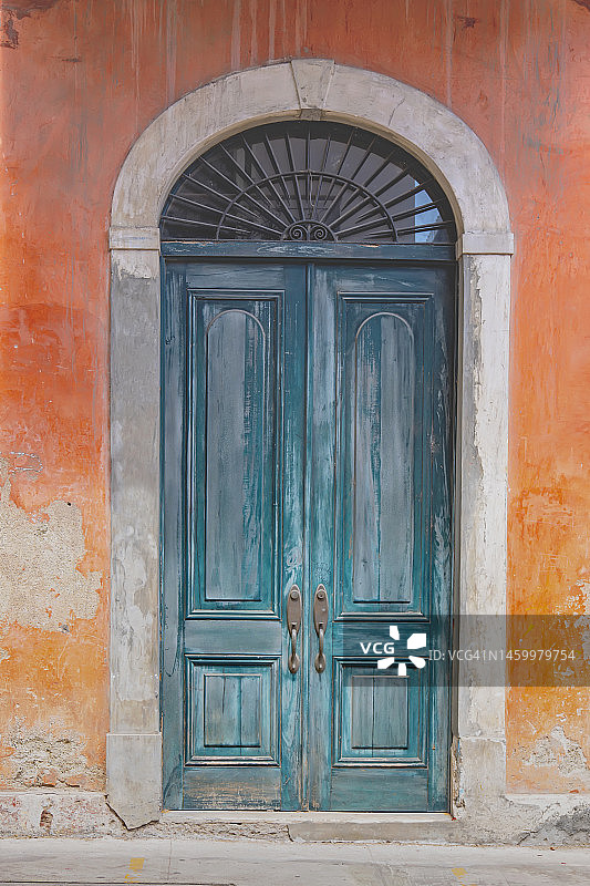 巴拿马老城区风化墙上的木门图片素材