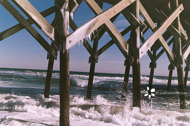 巨浪拍打着码头图片素材