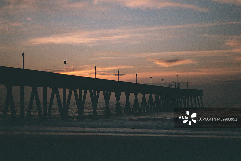 旭日东升，照耀海洋栈桥图片素材