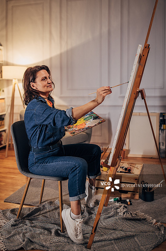 女人在绘画图片素材