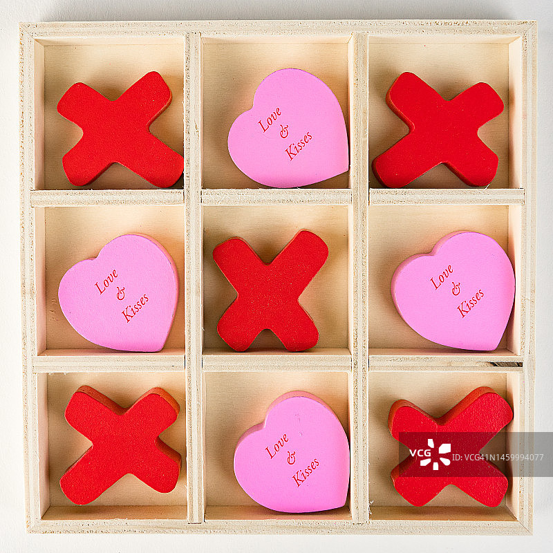 木头上的爱和亲吻XOXO字母图片素材