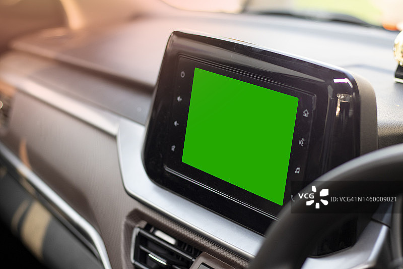 汽车导航系统（GPS）和带绿屏的多媒体信息娱乐系统图片素材