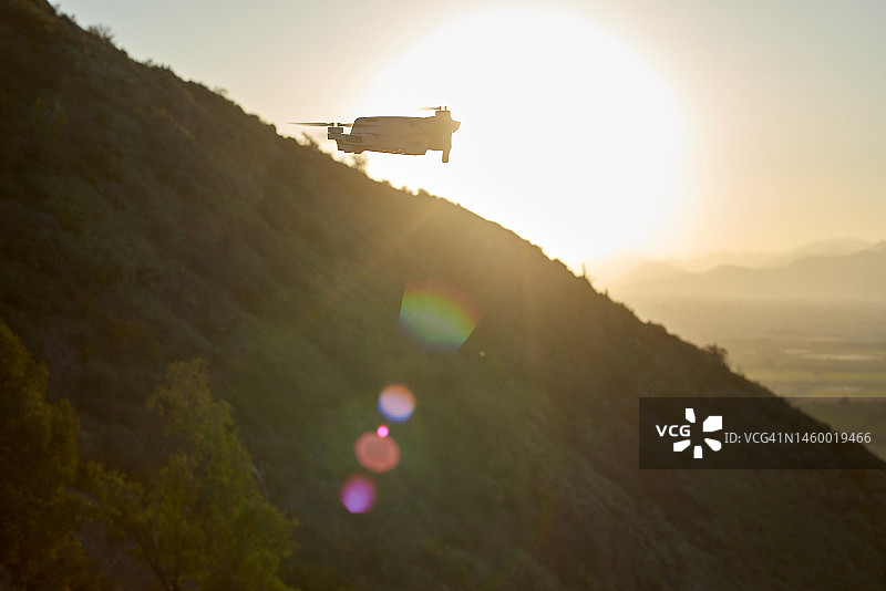 日落时分的无人机飞行图片素材