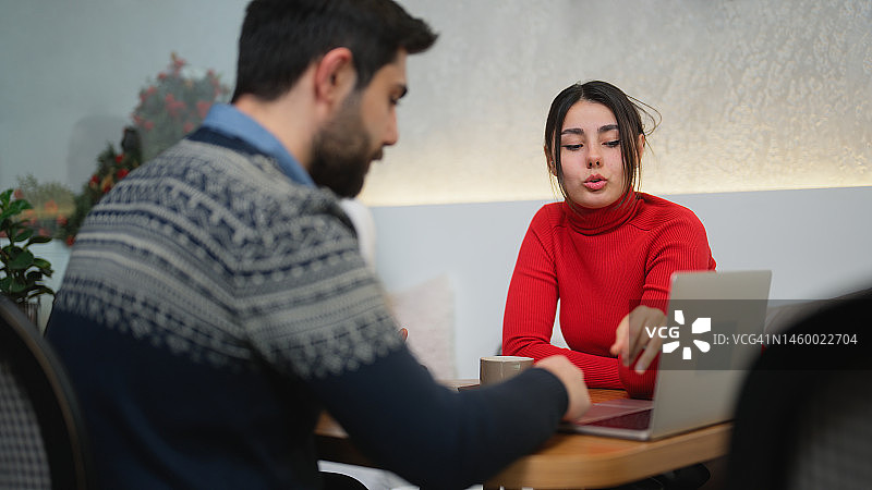 两个年轻的大学生在咖啡馆里做学校项目图片素材