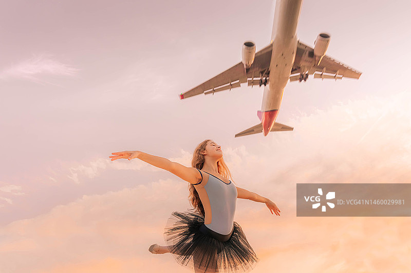 日出时分飞机降落下的芭蕾舞者表演图片素材