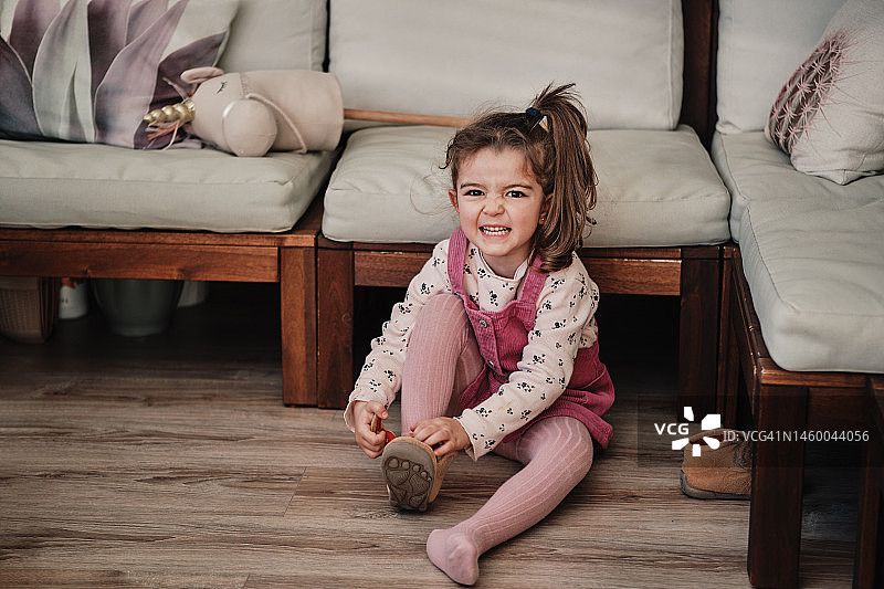 女孩系鞋带图片素材