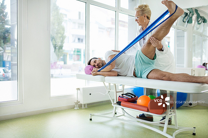 年轻男人在接受理疗图片素材