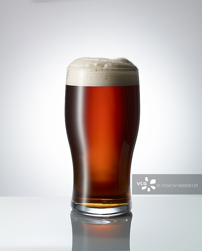 白色背景下的一杯啤酒图片素材